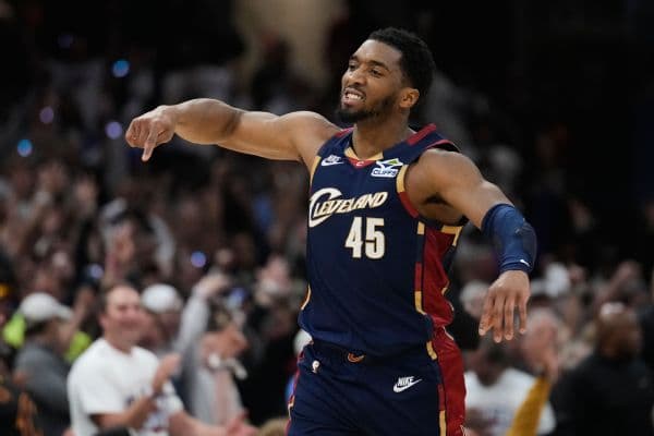 Mitchell scores 39 in 2nd half as Cavs tie series vs. Pistons